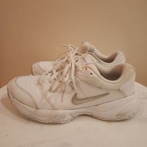 Nike Court Lite2 Junior Tennis Shoe White/Silver (Women size 7)